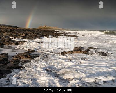 Porto di Craster e Castello di Dunstanburgh. Croster, Northumberland, Regno Unito. 15 dicembre 2022. Fotografia di Richard Holmes. Foto Stock