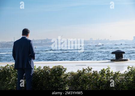 Giovane uomo che guarda il mare. Foto Stock