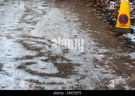 Farnham Common, Buckinghamshire, Regno Unito. 17th dicembre 2022. Strade ghiacciate a Burnham Beeches. Le strade erano aperte al pubblico, ma ora sono utilizzate solo da operai. Questa sera è in atto un avvertimento di tempo giallo per il ghiaccio, ma le temperature sono dovute a un aumento sostanzialmente domani seguito da forti piogge. Credit: Maureen McLean/Alamy Live News Foto Stock