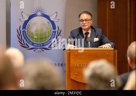 Afsar Rathor parla alla Conferenza "libertà religiosa - il diritto umano sotto attacco" a Bratislava, Slovacchia. 2022/12/09. Foto Stock