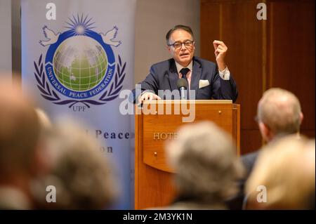 Afsar Rathor parla alla Conferenza "libertà religiosa - il diritto umano sotto attacco" a Bratislava, Slovacchia. 2022/12/09. Foto Stock