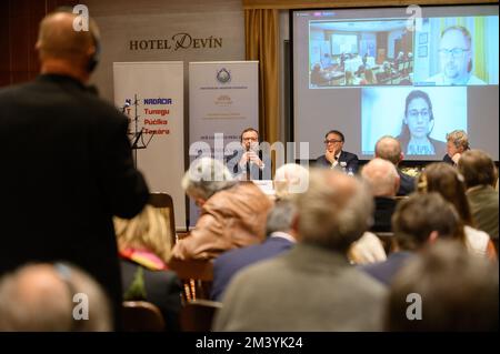 Hulda Fahmi, Roman Joch e altri che parlano alla Conferenza "libertà religiosa – il diritto umano sotto attacco” a Bratislava, Slovacchia. 2022/12/09. Foto Stock