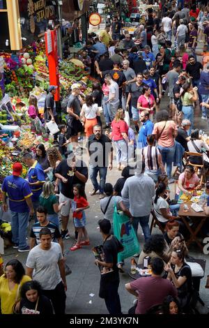 BRASILE, São PAULO SP - 17 DICEMBRE: Acquisti di Natale il 25 marzo Street il 17 dicembre 2022 in Brasile, São Paulo. Questo fine settimana è l'ultimo fine settimana completo prima di Natale. Credit: Benedicto FAGA/Alamy Live News Foto Stock