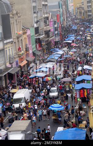 17 dicembre 2022, SÃÂ Paulo, SÃÂ Paulo, Brasile: BRASILE, SÃÆ'o PAULO SP - 17 DICEMBRE: Gli acquirenti di Natale il 25 marzo Street il 17 dicembre 2022 in Brasile, SÃÂ£o Paulo. Questo fine settimana è l'ultimo fine settimana completo prima di Natale. (Credit Image: © Cris FAGA/ZUMA Press Wire) Foto Stock