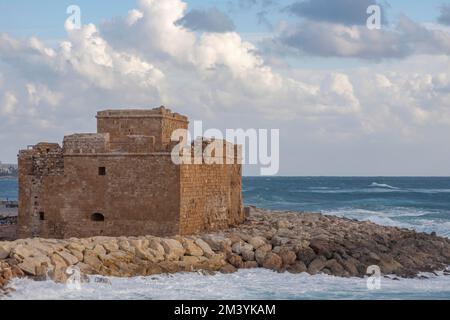 Forte medievale al porto di Paphos, Pafos, Cipro Foto Stock