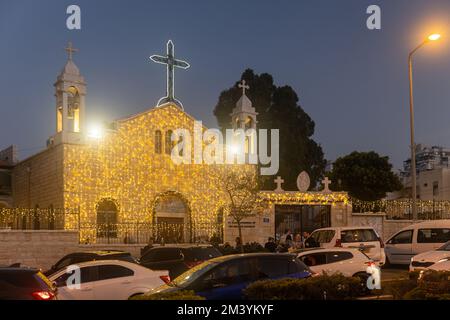 Haifa, Israele Dicembre 2022St Elias Cattedrale del Melkite cattolico e albero di Natale gigante decorato per il Natale a Haifa, Israele. Greco Orthodo Foto Stock