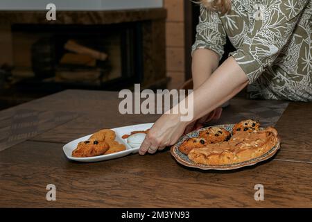 Donna panni tavolo con straccio. La mano della donna pulisce i piatti dopo aver mangiato. Foto di alta qualità Foto Stock