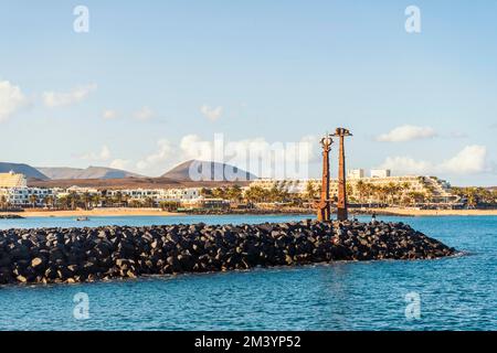 Erjos-en Jostailuak monumento nella città di villeggiatura chiamata Costa Teguise, Lanzarote, Isole Canarie, Spagna Foto Stock