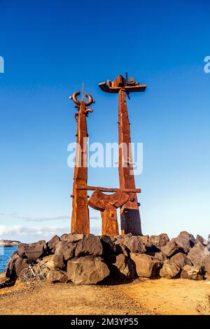 Erjos-en Jostailuak monumento nella città di villeggiatura chiamata Costa Teguise, Lanzarote, Isole Canarie, Spagna Foto Stock