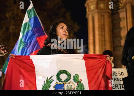 Barcellona, Spagna. 17th Dec, 2022. Una donna peruviana detiene la bandiera nazionale durante il raduno in memoria delle 20 persone uccise in Perù. Sabato 17 dicembre, all'Arco di Trionfo di Barcellona, decine di peruviani hanno realizzato un altare con foto, Fiori e candele in memoria delle persone che sono state uccise nelle proteste che si sono svolte per 10 giorni nel paese a seguito della rimozione dell'ex presidente e della presa di potere da parte di Dina Boluarte. (Foto di Ximena Borrazas/SOPA Images/Sipa USA) Credit: Sipa USA/Alamy Live News Foto Stock