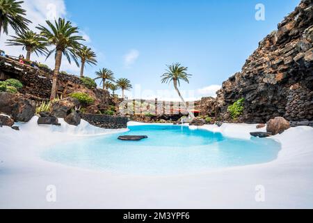 Incredibile grotta, piscina, auditorium naturale, lago salato progettato da Cesar Manrique nel tunnel vulcanico chiamato Jameos del Agua a Lanzarote, Isole Canarie Foto Stock