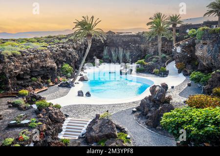 Incredibile grotta, piscina, auditorium naturale, lago salato progettato da Cesar Manrique nel tunnel vulcanico chiamato Jameos del Agua a Lanzarote, Isole Canarie Foto Stock