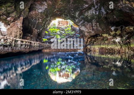 Incredibile grotta, piscina, auditorium naturale, lago salato progettato da Cesar Manrique nel tunnel vulcanico chiamato Jameos del Agua a Lanzarote, Isole Canarie Foto Stock