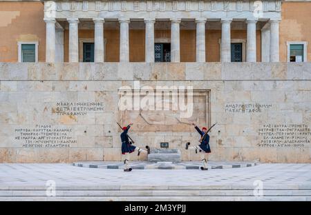 Cambio della guardia, sollevando la Guardia Presidenziale Evzones di fronte al Monumento al Milite Ignoto vicino al Parlamento greco, Syntagma Foto Stock