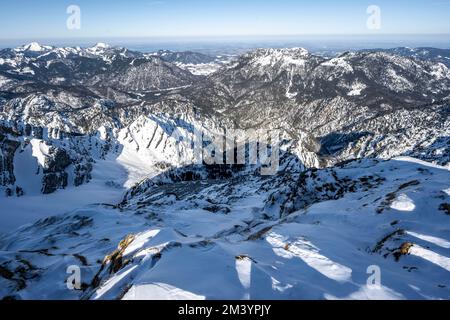 Vista dalla cima del Sonntagshorn, dietro le cime innevate delle Alpi del Chiemgau, panorama montano, Baviera, Germania Foto Stock