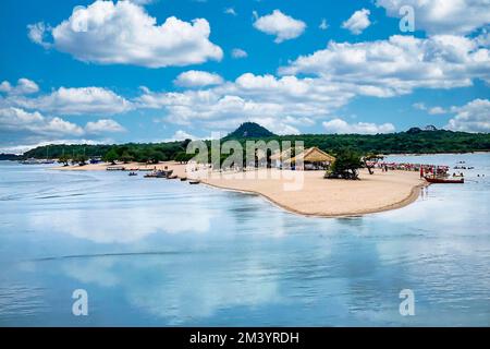 Lunga spiaggia di sabbia in Alter do Chao lungo il fiume amazzonia, Para, Brasile Foto Stock