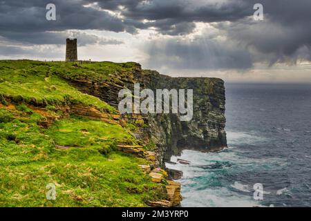 Sopra le scogliere, il Kitchener Memorial, le Isole Orcadi, Regno Unito Foto Stock