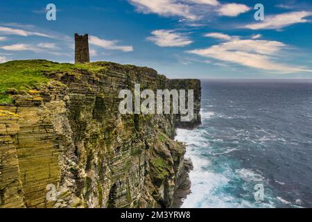 Sopra le scogliere, il Kitchener Memorial, le Isole Orcadi, Regno Unito Foto Stock