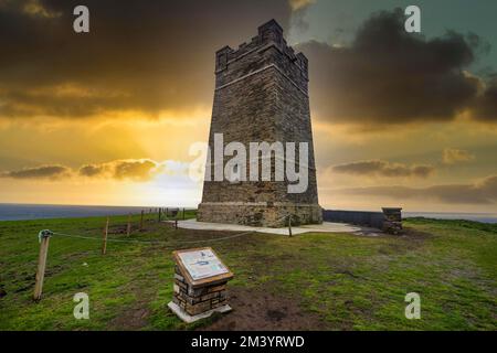 Sopra le scogliere, il Kitchener Memorial, le Isole Orcadi, Regno Unito Foto Stock