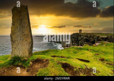 Sopra le scogliere, il Kitchener Memorial, le Isole Orcadi, Regno Unito Foto Stock