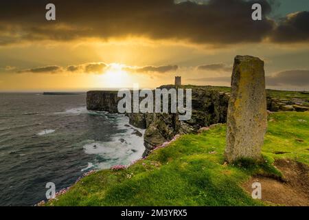 Sopra le scogliere, il Kitchener Memorial, le Isole Orcadi, Regno Unito Foto Stock