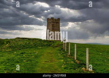 Sopra le scogliere, il Kitchener Memorial, le Isole Orcadi, Regno Unito Foto Stock