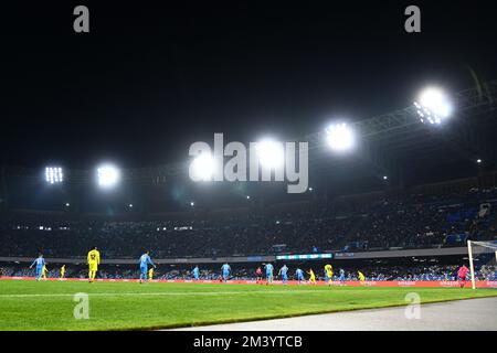 NAPOLI, ITALIA - DICEMBRE 17: Panoramica dello stadio maradona durante l'amichevole incontro tra SSC Napoli e Villareal CF allo Stadio Diego Armando Maradona, Napoli, Italia il 17 dicembre 2022. Foto di Nicola Ianuale. Credit: Nicola Ianuale/Alamy Live News Foto Stock