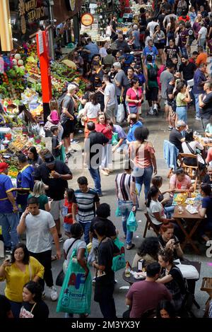 17 dicembre 2022, SÃÂ Paulo, SÃÂ Paulo, Brasile: BRASILE, SÃÆ'o PAULO SP - 17 DICEMBRE: Gli acquirenti di Natale il 25 marzo Street il 17 dicembre 2022 in Brasile, SÃÂ£o Paulo. Questo fine settimana è l'ultimo fine settimana completo prima di Natale. (Credit Image: © Cris FAGA/ZUMA Press Wire) Foto Stock