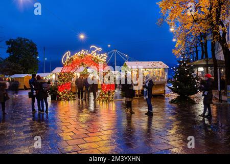 12-09-2022 Lugano , Svizzera. Mercatino di Natale a Lugano accanto alla Riva Giocondo Albertolli , alcuni sconti di caramelle di Natale e Blue Hour in Foto Stock