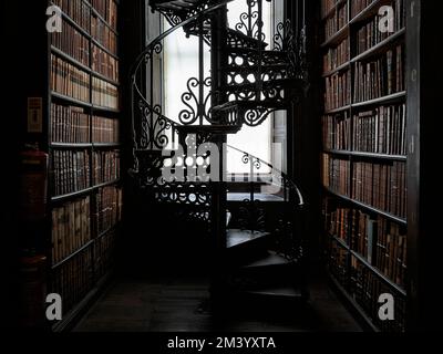Scala a chiocciola e librerie, vecchia biblioteca del 18th ° secolo, dettaglio, retroilluminazione, Long Room, Trinity College, Università di Dublino, Irlanda Foto Stock