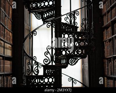 Scala a chiocciola e librerie, vecchia biblioteca del 18th ° secolo, dettaglio, retroilluminazione, Long Room, Trinity College, Università di Dublino, Irlanda Foto Stock