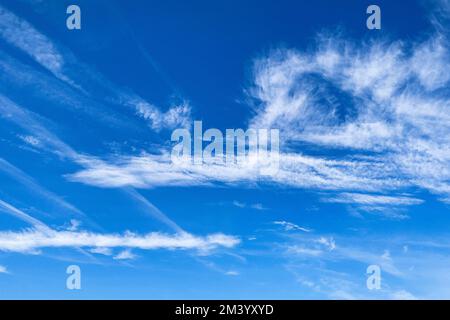 Cielo blu con le nuvole di piuma di Cirrus a sinistra le nuvole di cluster di Cirrocumulus a destra, piccole nuvole di strato medio-alto Altostratus al centro Foto Stock