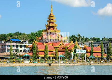 Tempio buddista con pagoda torre sul lungomare di Kawthaung precedentemente Victoria Point, Kaw Thaung, Tanintharyi Regione, Myanmar, Asia Foto Stock