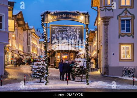 Mercatino di Natale, Christkindlmarkt in Marktstrasse, Città Vecchia, Bad Tölz, Valle d'Isar, Alta Baviera, Baviera, Germania, Europa Foto Stock