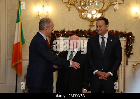 (Da sinistra a destra) Tanaiste Micheal Martin, il presidente Michael D Higgins e Taoiseach Leo Varadkar ad Aras An Uachtarain a Dublino, mentre il presidente presenta i nuovi ministri con il loro sigillo di ufficio. Data immagine: Sabato 17 dicembre 2022. Foto Stock