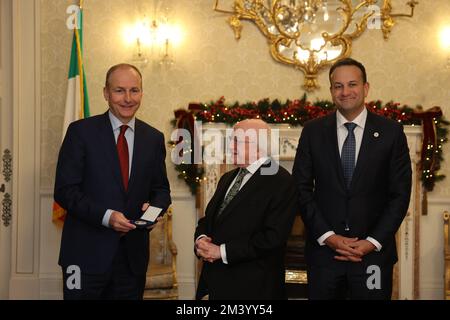 (Da sinistra a destra) Tanaiste Micheal Martin, il presidente Michael D Higgins e Taoiseach Leo Varadkar ad Aras An Uachtarain a Dublino, mentre il presidente presenta i nuovi ministri con il loro sigillo di ufficio. Data immagine: Sabato 17 dicembre 2022. Foto Stock