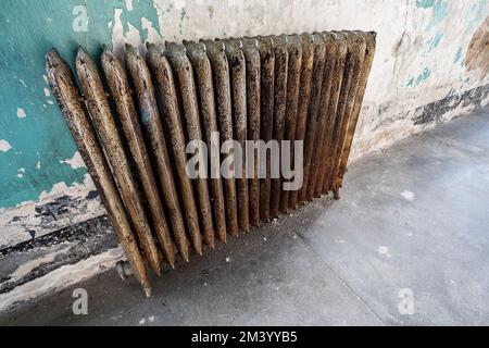 vecchio riscaldatore del radiatore in uso in un edificio Foto Stock