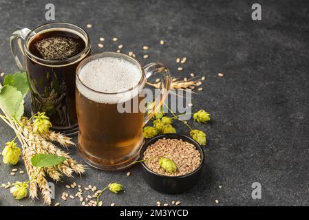 Tazze di birra e semi di grano ad angolo alto Foto Stock