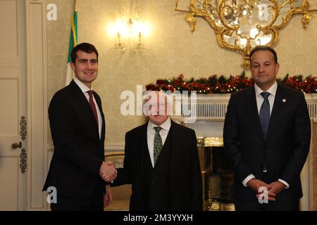 (Da sinistra a destra) il super ministro junior di Jack Chambers, il presidente Michael D Higgins e Taoiseach Leo Varadkar ad Aras An Uachtarain a Dublino, mentre il presidente presenta i nuovi ministri con il loro sigillo di ufficio. Data immagine: Sabato 17 dicembre 2022. Foto Stock