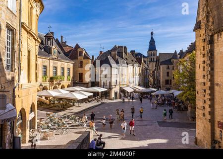 Persone nel mercato di Sarlat-la-Canéda, Périgord, Dordogna, Aquitania, Nuova Aquitania, Francia, Europa Foto Stock