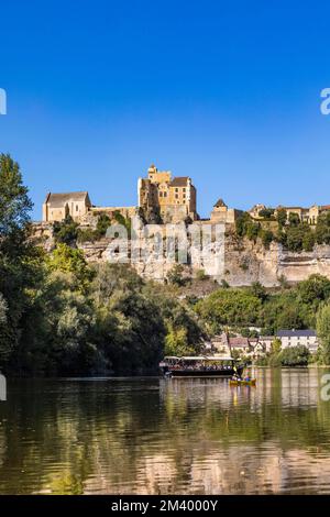 Escursione in barca e canoa sulla Dordogna e il Château de Beynac, Beynac-et-Cazenac, Périgord, Dordogna, Aquitania, New Aquitaine, Francia, Europa Foto Stock