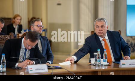 Bucarest, Romania - 17 dicembre 2022: Sessione plenaria dell'accordo di partenariato strategico nel campo dello sviluppo dell'energia verde e della Transmissio Foto Stock