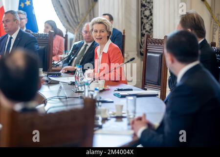 Bucarest, Romania - 17 dicembre 2022: Il Presidente della Commissione europea Ursula von der Leyen alla sessione plenaria dell'accordo sullo stretto Foto Stock
