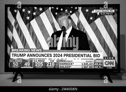 Uno screenshot della CNN dell’ex presidente degli Stati Uniti Donald Trump che annuncia la sua candidatura presidenziale del 2024 dal suo club in Florida. Foto Stock