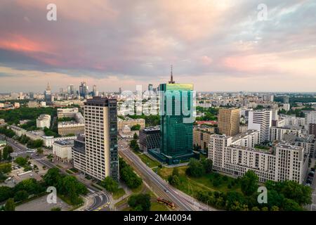 Varsavia, panorama del centro città al tramonto, centro affari 2022. Tramonto riflesso negli edifici Foto Stock