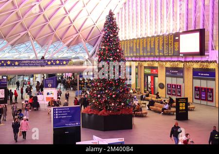 La stazione ferroviaria di Kings Cross è tranquilla a causa dei continui scioperi ferroviari, dato che 40000 lavoratori ferroviari si trovano in disputa su retribuzione, lavoro e condizioni, a Londra, Regno Unito Foto Stock