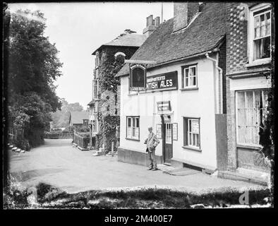 Dickens Old Pickwick Leather Bottle Public House a Cobham, Kent negli anni '1920s. Copia di archivio digitalizzate da un vetro del quarto di vetro originale negativo. Foto Stock