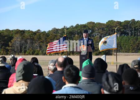 Kill Devil Hills, NC, USA, 17th dicembre 2022, il generale dell'aeronautica statunitense Mark D. Kelly si rivolge alla folla come oratore principale in occasione del 119th° anniversario del primo volo a motore dei fratelli Wright. Credit D Guest Smith / Alamy Live News Foto Stock