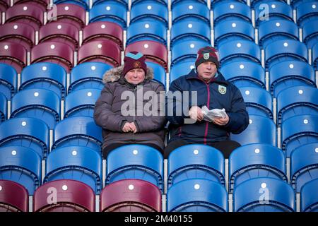 I fan di Burnley arrivano presto per la partita del Campionato Sky Bet Burnley vs Middlesbrough a Turf Moor, Burnley, Regno Unito, 17th dicembre 2022 (Foto di Steve Flynn/News Images) Foto Stock