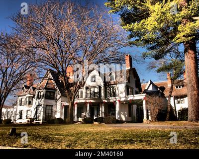 Ringwood Manor state Park a Ringwood, New Jersey, in occasione della mostra annuale di Natale vittoriano che mostra la casa padronale e le decorazioni. Foto Stock